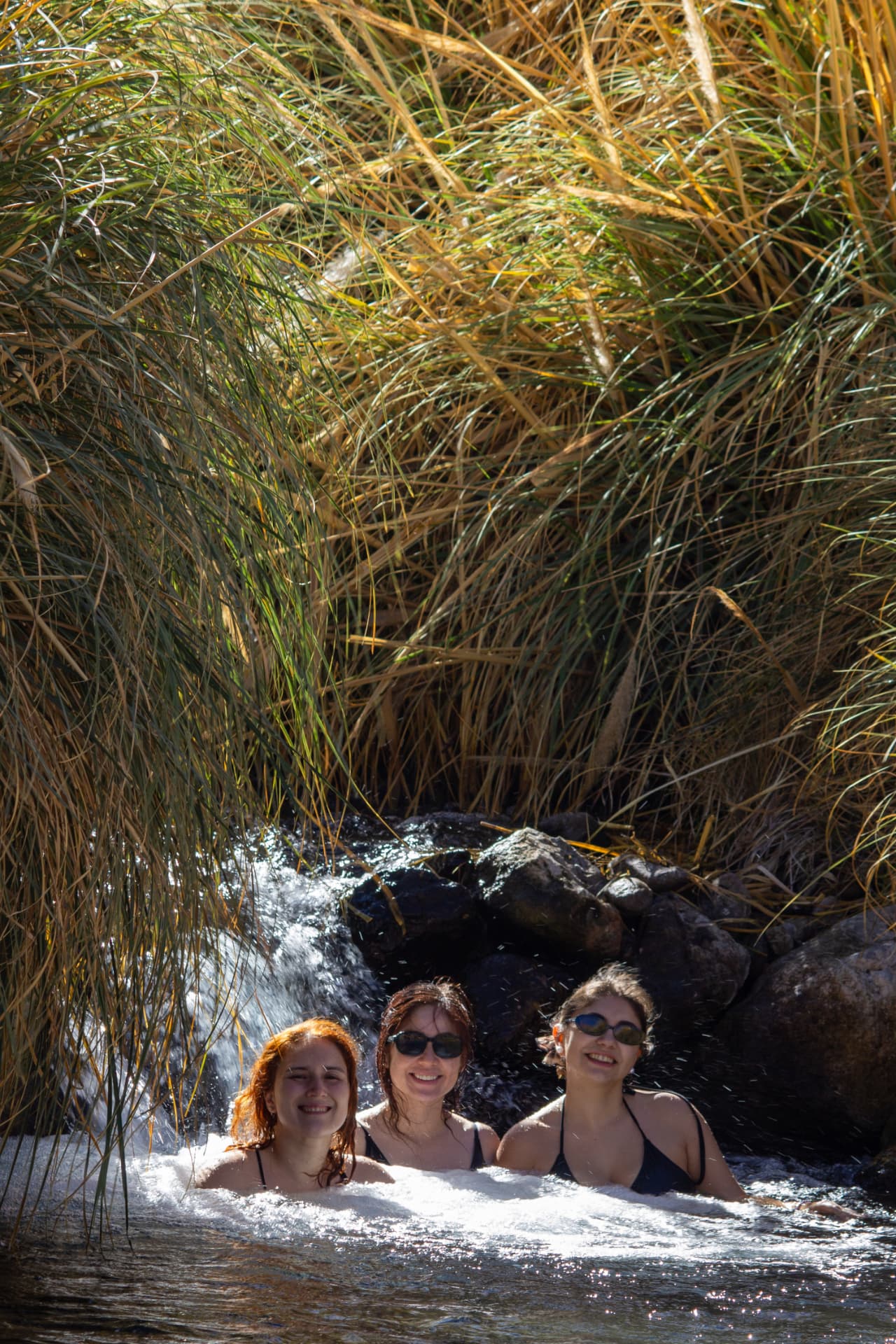 Amigas relaxando em termas naturais do Atacama