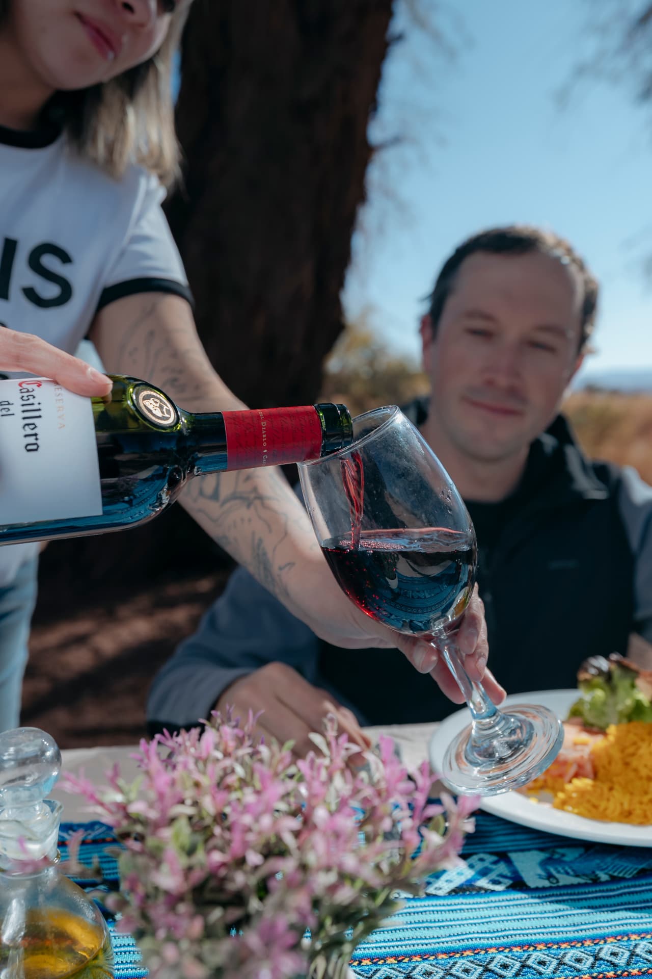 Taça de vinho chileno sendo servida durante almoço privativo no deserto