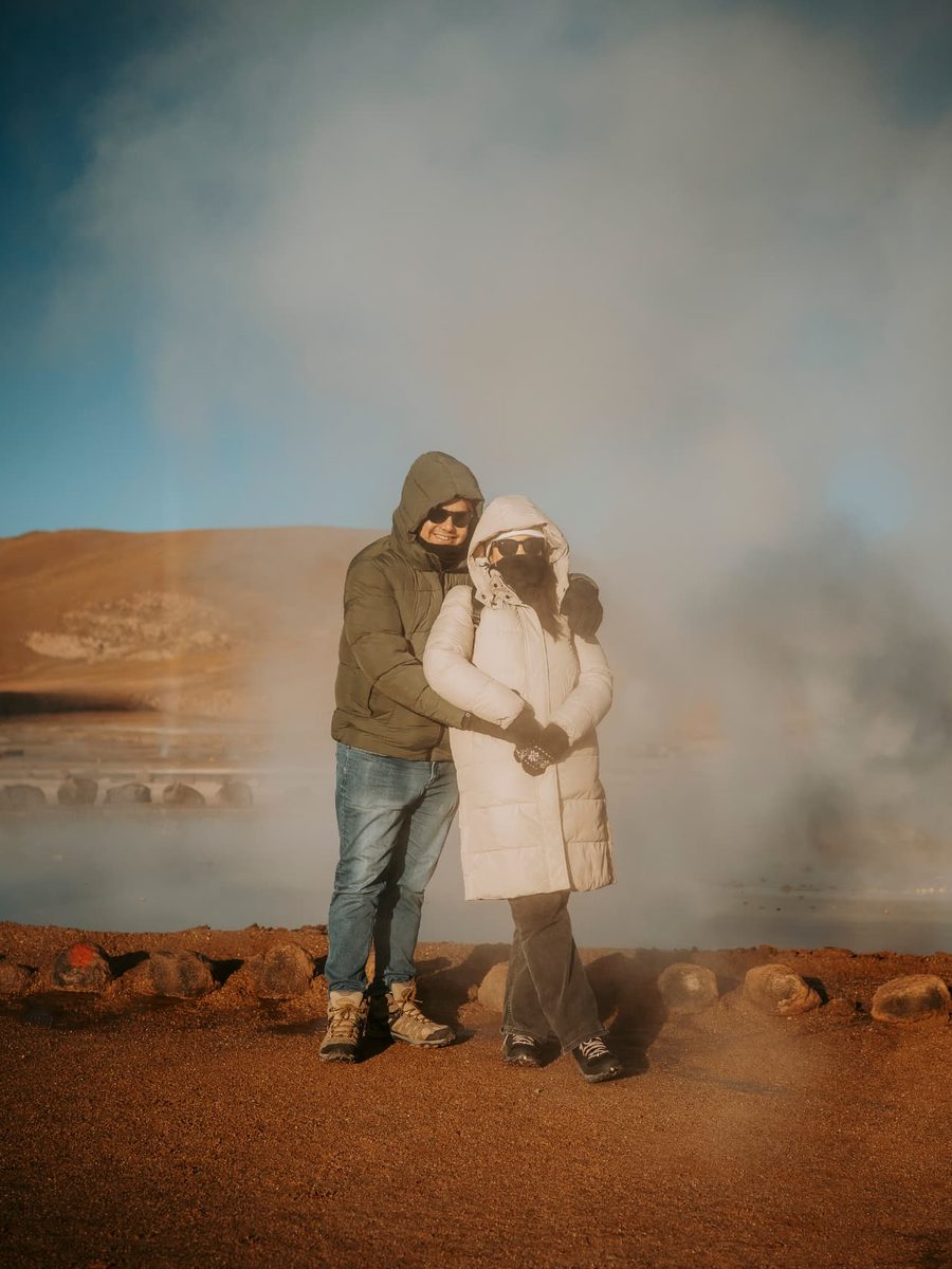Gêiseres del Tatio ao amanhecer com colunas de vapor e luz dourada