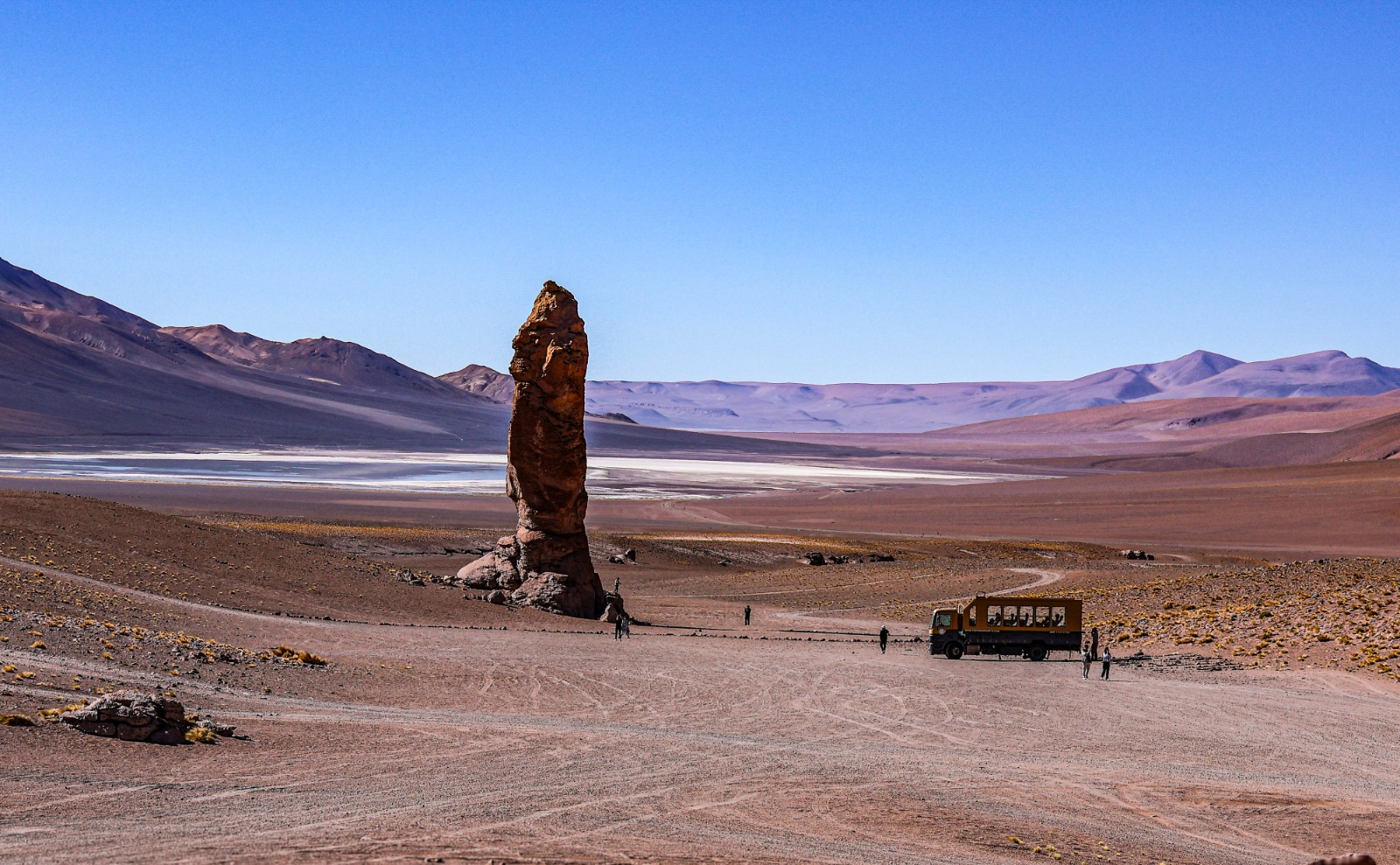 Bus da Grado 10 estacionado diante dos Monjes de la Pacana, no altiplano do Deserto do Atacama