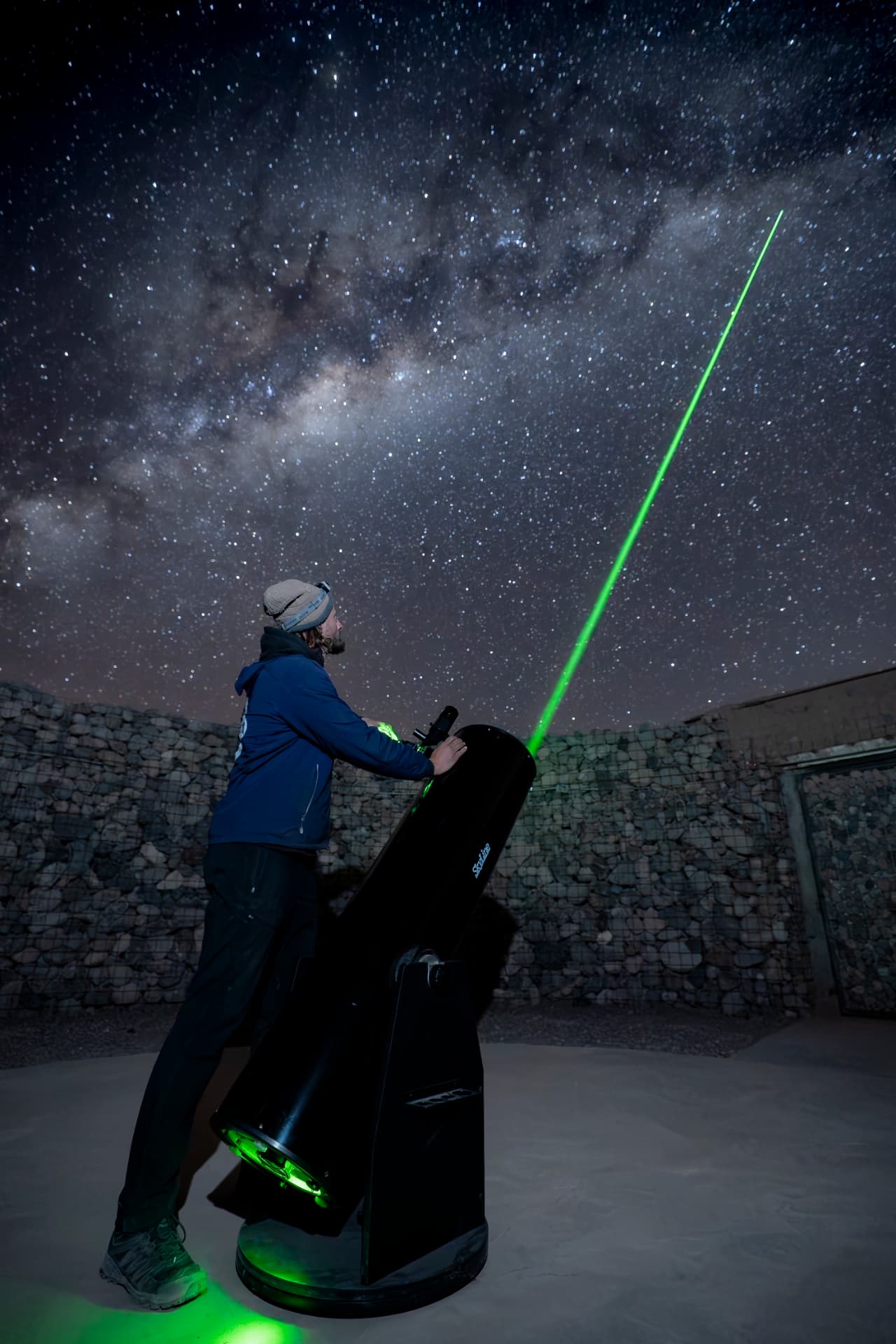Astrônomo operando telescópio Dobsoniano sob a Via Láctea no Atacama
