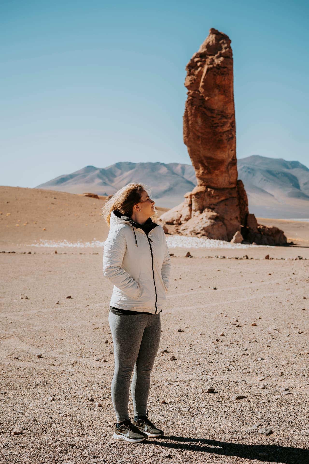 Viajante contemplando o Monje de la Pacana no Salar de Tara