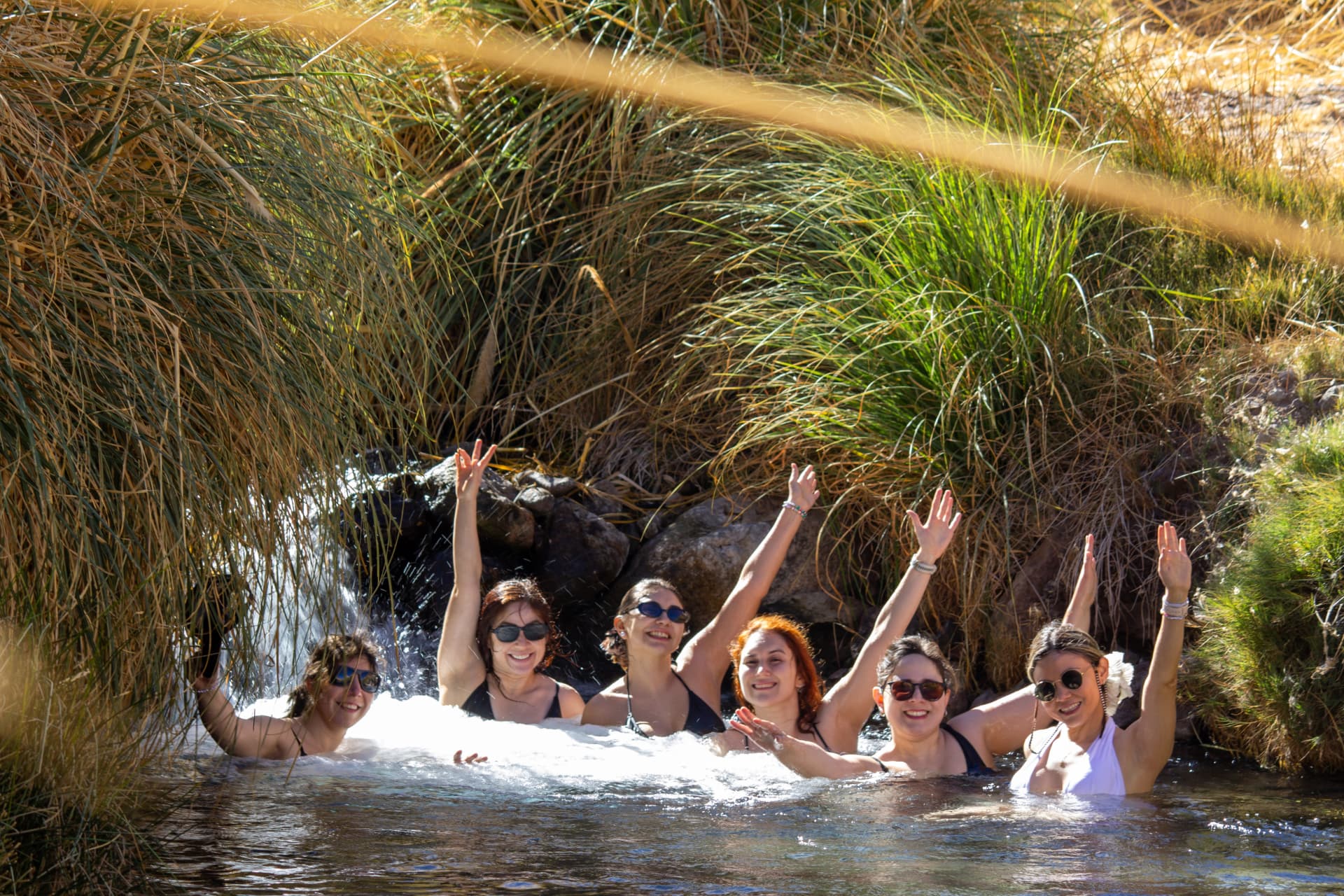 Termas de Puritama com piscinas termais naturais dentro de canyon no Atacama