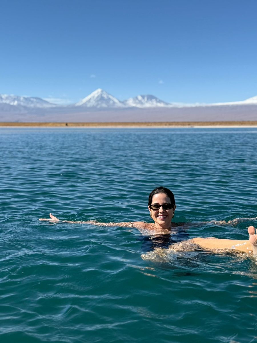 Lagoas Cejar e Tebenquinche com águas cristalinas e montanhas ao fundo no Atacama