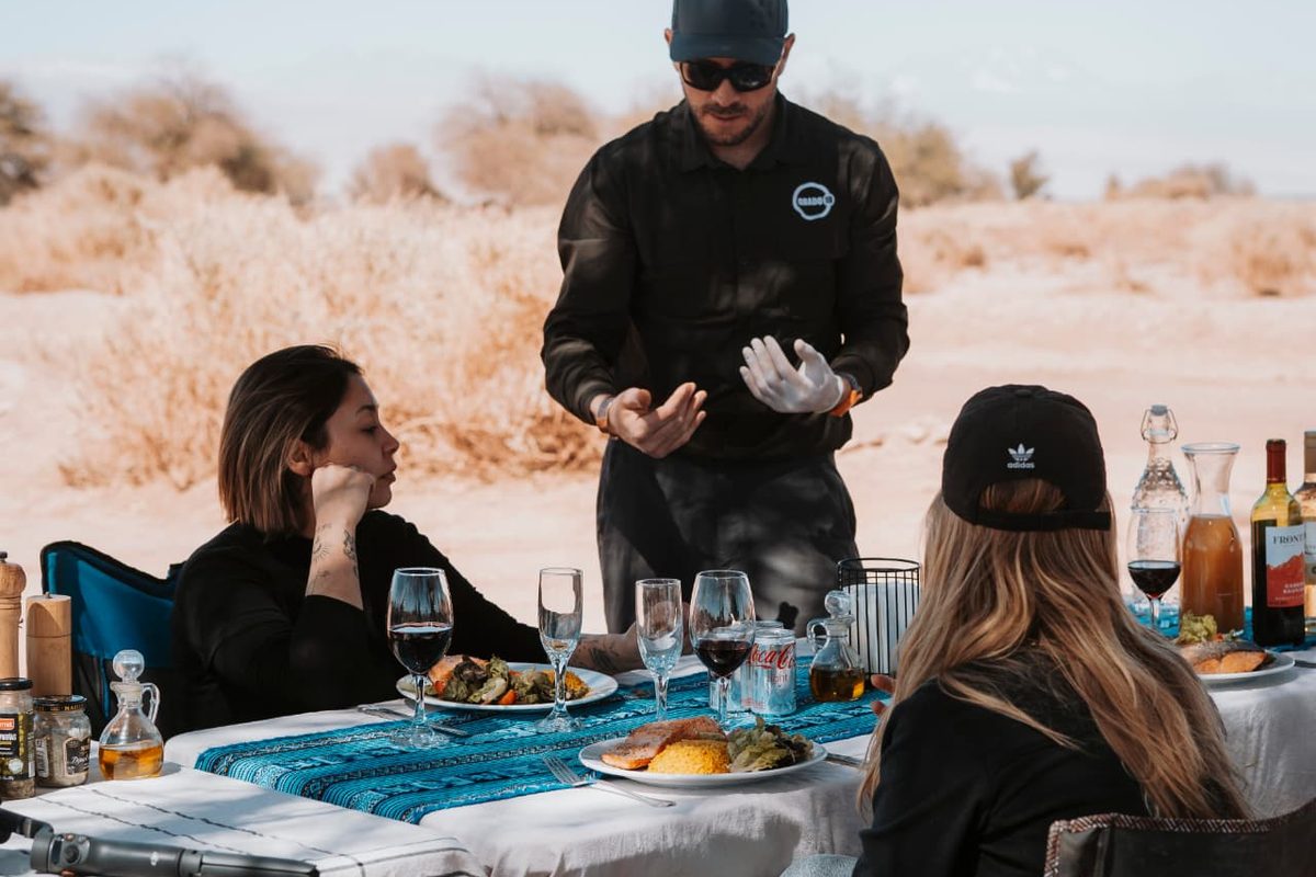 Experiência privativa da Grado 10 com refeição ao ar livre no Deserto do Atacama