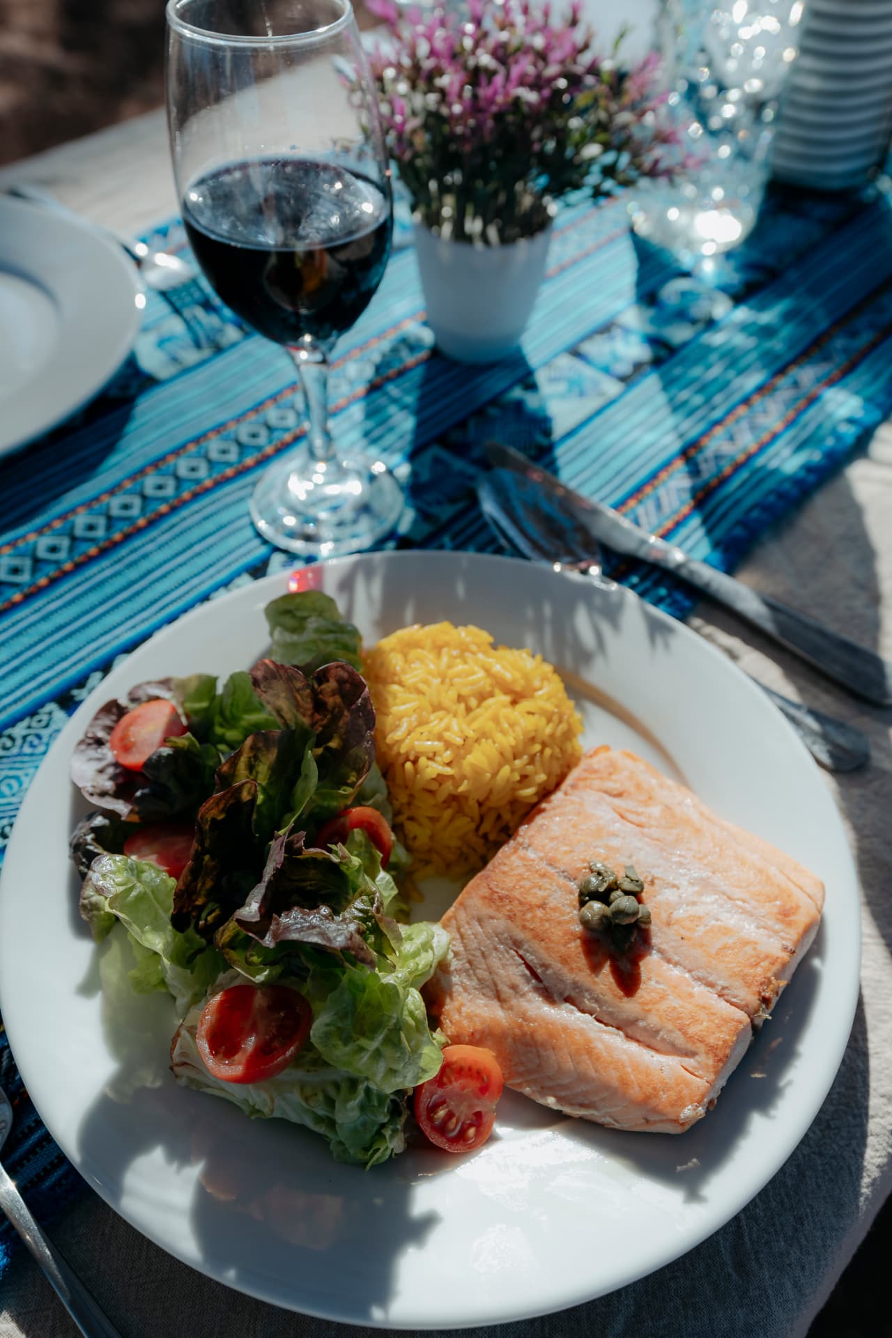Prato de salmão com arroz e salada servido em almoço privativo no Atacama