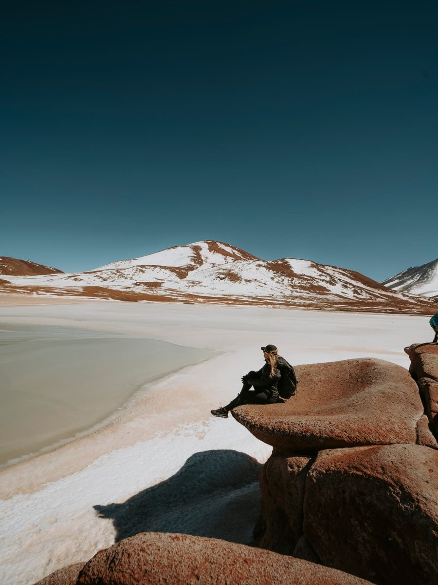 Pedras Rojas com lagoa altiplânica e vulcões no Deserto do Atacama