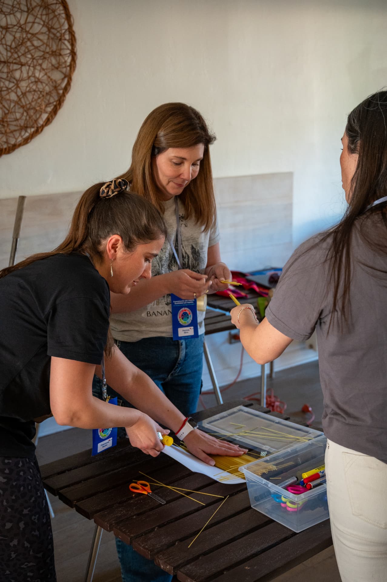 Dinâmica de team building com desafio colaborativo em mesa