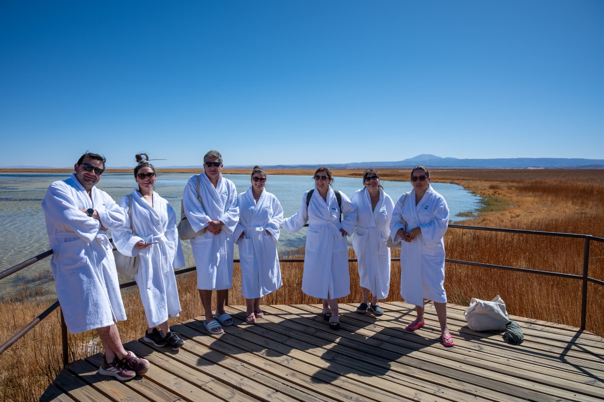 Grupo corporativo em deck sobre laguna do Atacama